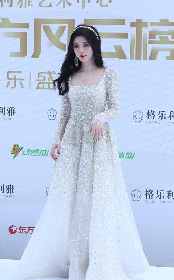 鞠婧祎长裙搭配"高跷鞋",瞬间显高20厘米,小个子女生看过来