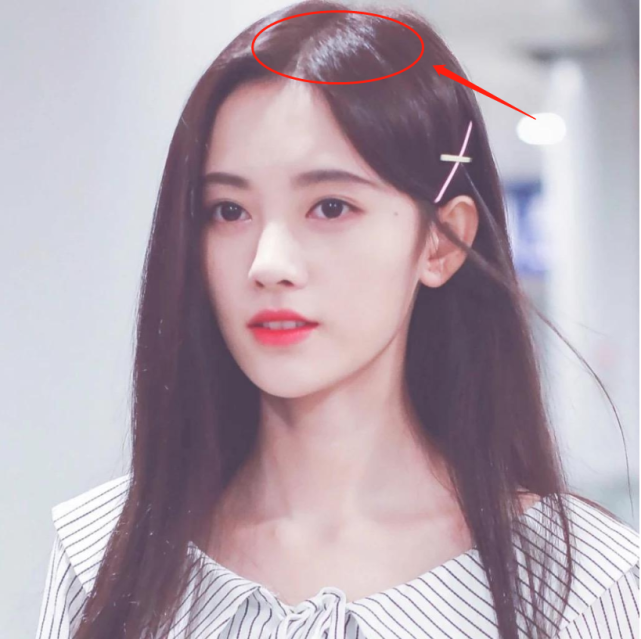 其实鞠婧祎的发顶用的是z型发缝,也就是是普通直发缝的升级版