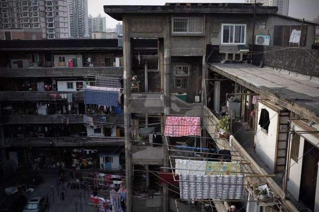 香港贫民窟"棺材屋",10平米住着3口人,光鲜亮丽背后尽显心酸