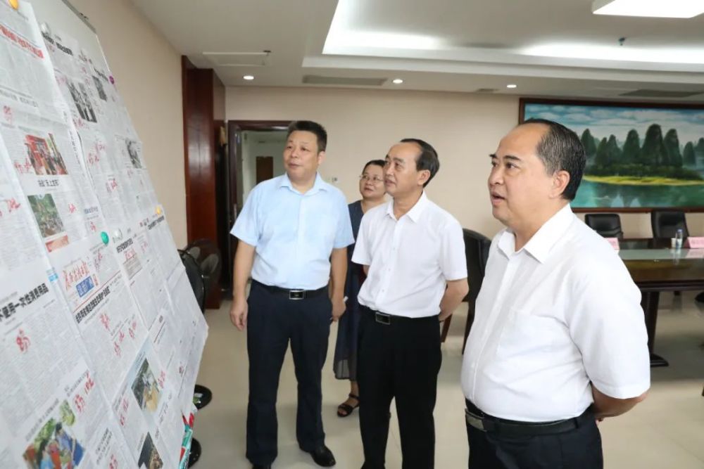 自治区党委副秘书长,信访局局长卢万兵到广西法治日报