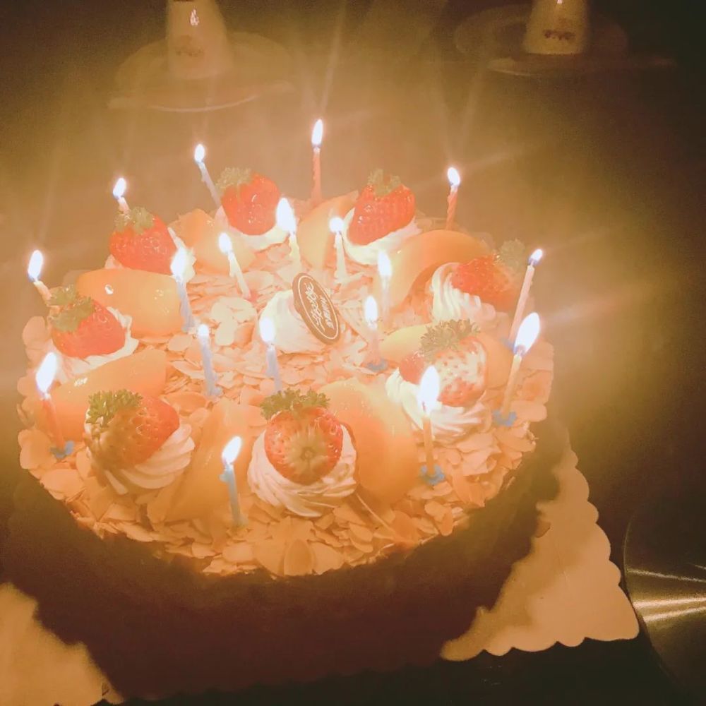 为什么生日蛋糕上的蜡烛要一口气吹灭?