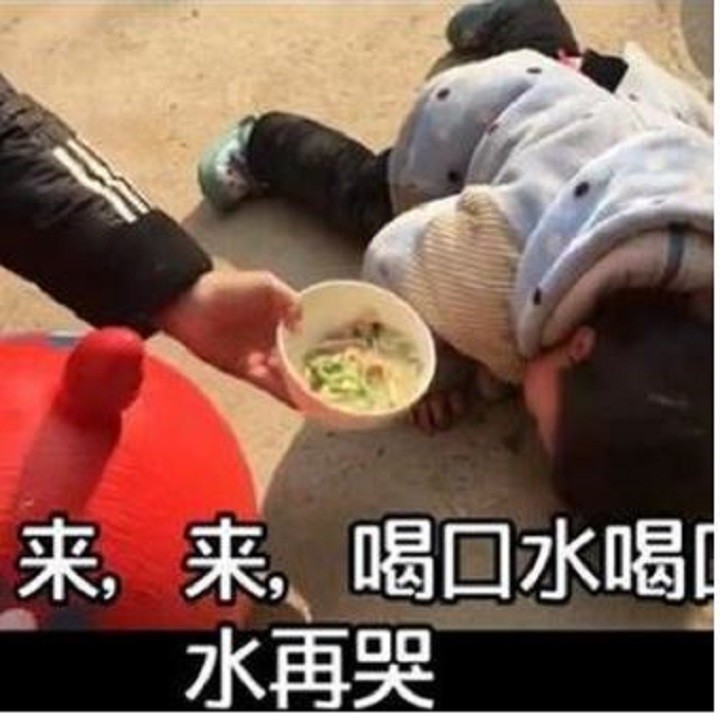 孩子趴在地上哭闹,奶奶不哄,淡定端来一碗水:喝口水再