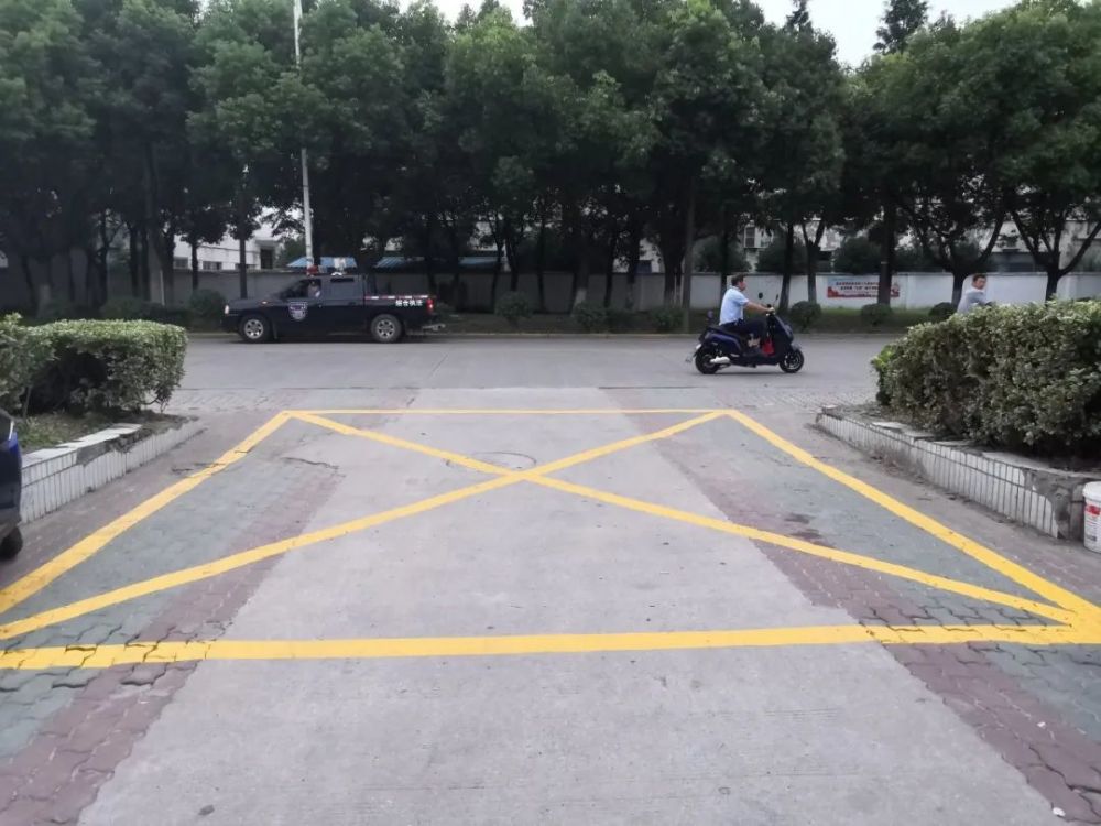 朱家湾路非机动车停车位和禁止停车 