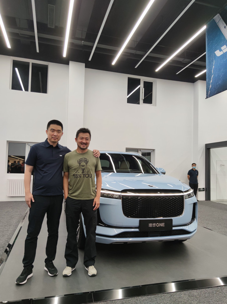 现场直击理想汽车赴美ipo创始人李想与投资人合影留念