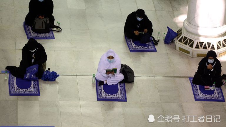 社会疏远的穆斯林朝圣者在麦加大清真寺祈祷.