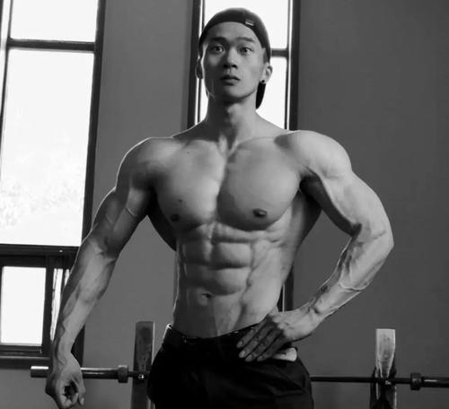 腹肌是怎样炼成的？教你3个小技巧“体脂率”降到11％，轻松秀出腹肌