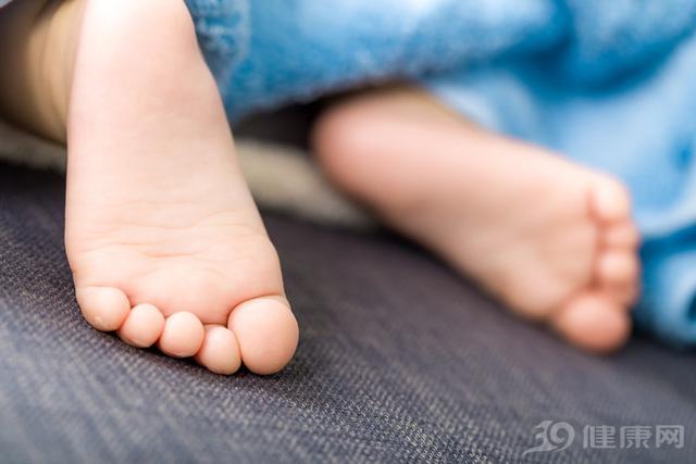 儿童白血病很“狡猾”，医生点明4个早期症状，希望家长们重视