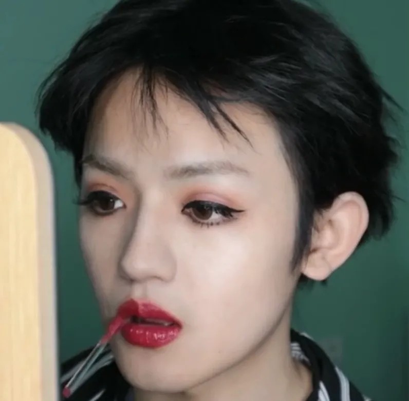 小哥哥“仿妆”Lisa，开始：男生凑什么热闹，结果：求教程！