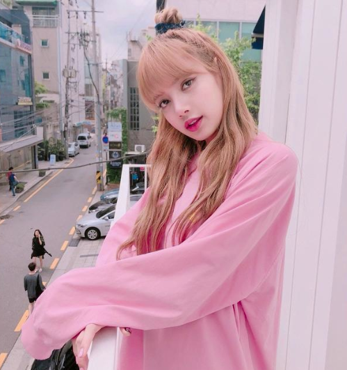 小哥哥“仿妆”Lisa，开始：男生凑什么热闹，结果：求教程！