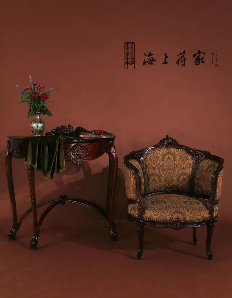 1999年,蒋中庆开设"蒋华府木器号",专注海派红木家具制作.