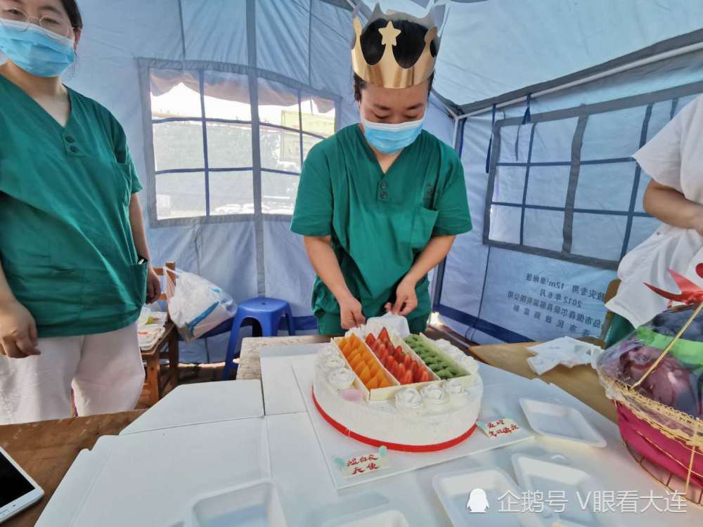 在疫情“高风险区”里大连这位护士迎来33岁生日