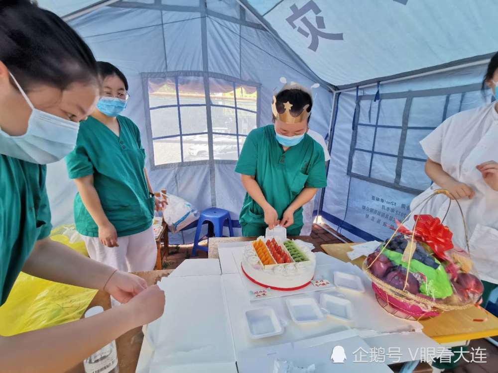 在疫情“高风险区”里大连这位护士迎来33岁生日