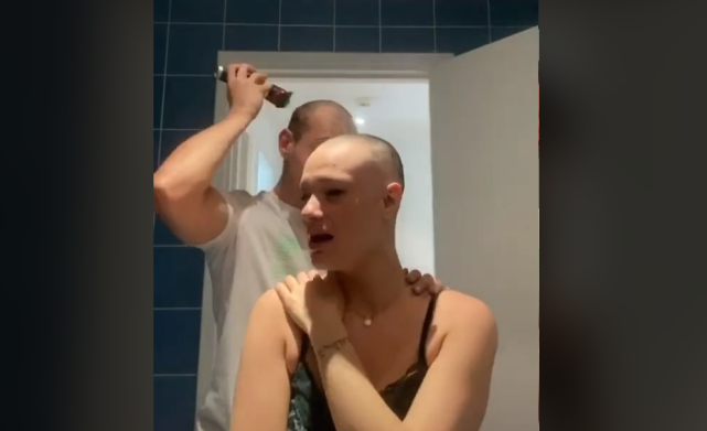 摩纳哥女子脱发严重,男友帮她剃光头看她哭了二话不说自己也剃光