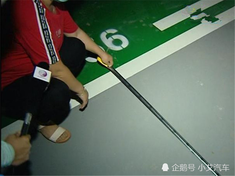 花9万元买的停车位，却被台阶堵得严严实实，女车主：看不起谁呢？