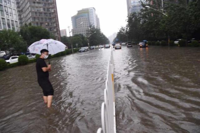 大雨后北京望京部分地区积水严重