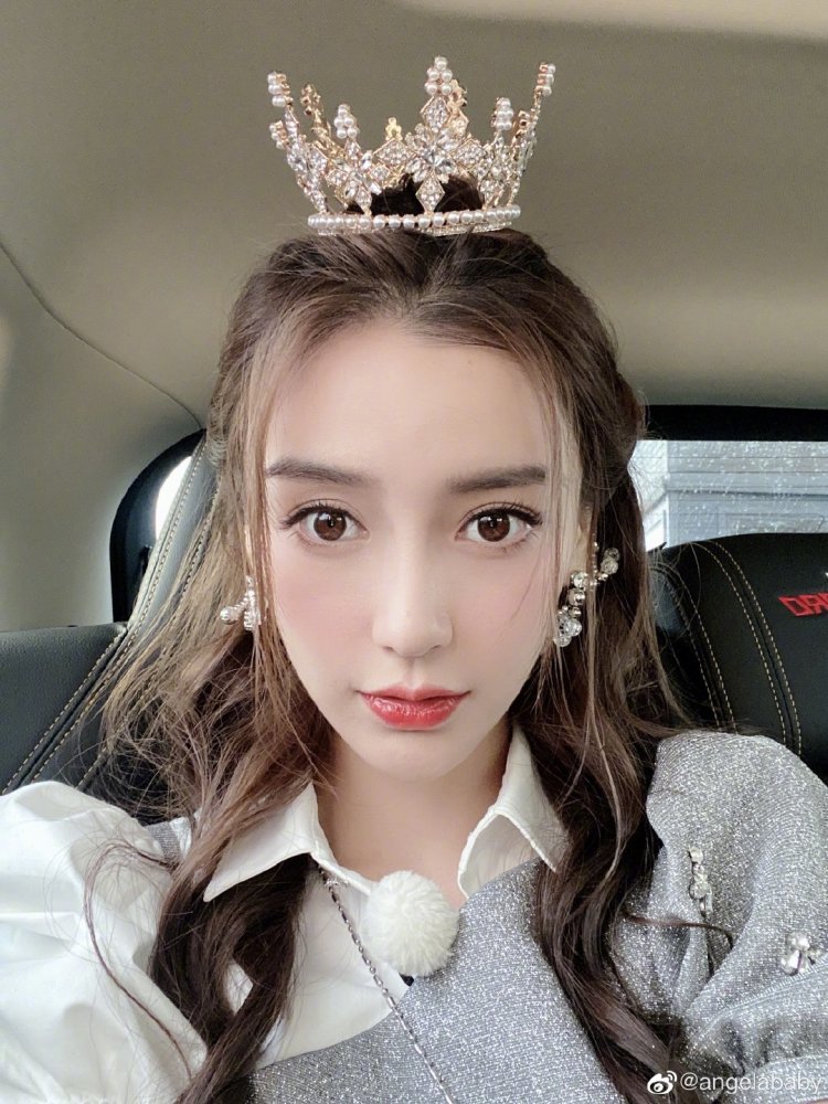 跑男第八季杀青后,杨颖心情大好晒自拍,皮肤娇嫩犹如少女