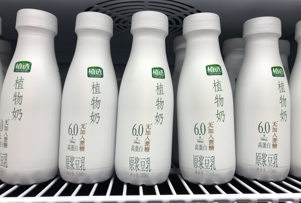 界面新闻记者在7月31走访超市时发现,不少酸奶,乳酸菌饮品以及植物奶