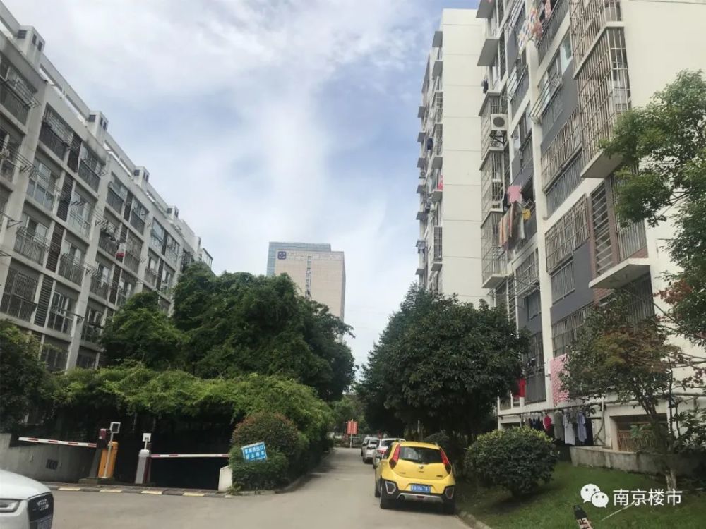 刚刚南京业主哭诉：我家小区物业太差，房价不涨反跌