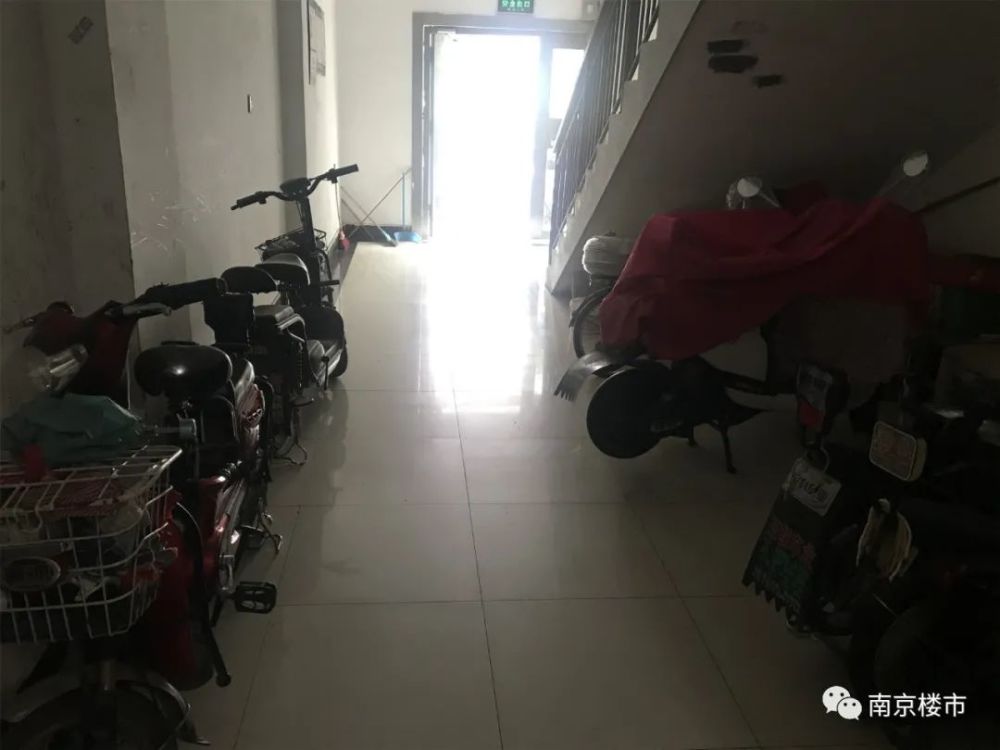 刚刚南京业主哭诉：我家小区物业太差，房价不涨反跌