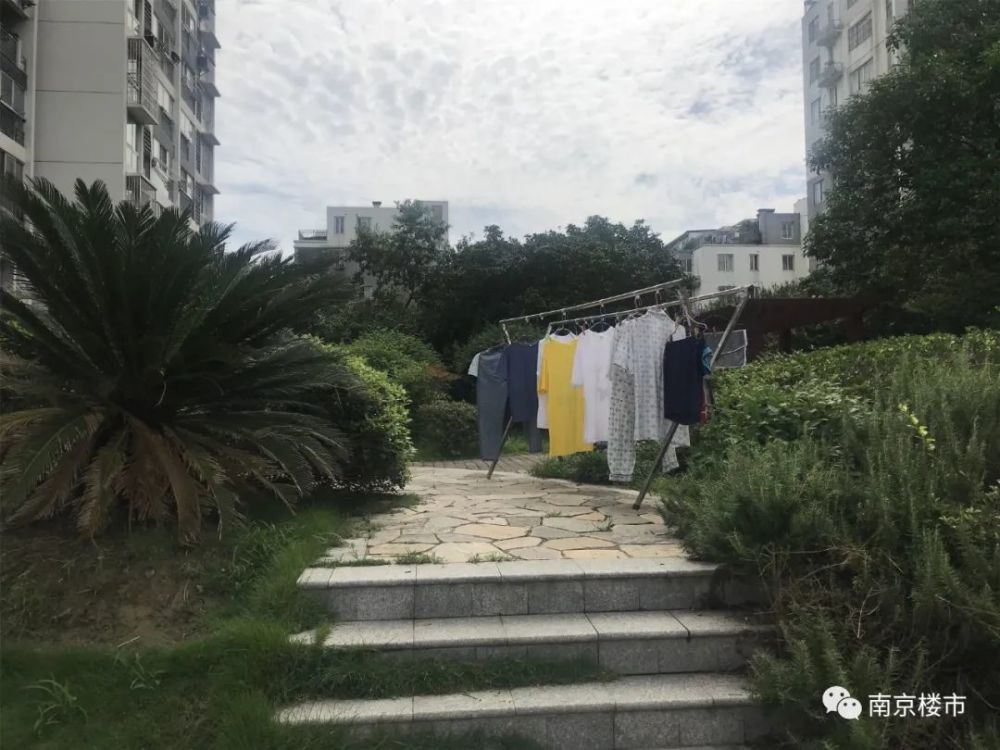 刚刚南京业主哭诉：我家小区物业太差，房价不涨反跌