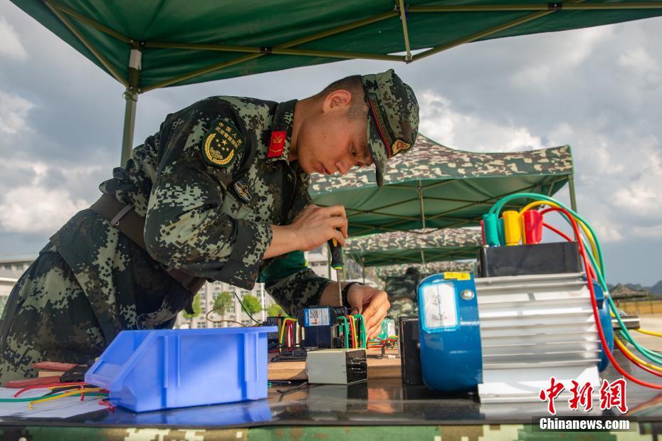 营房维修专业课目中,一名参赛官兵正在维修线路 余海洋 摄