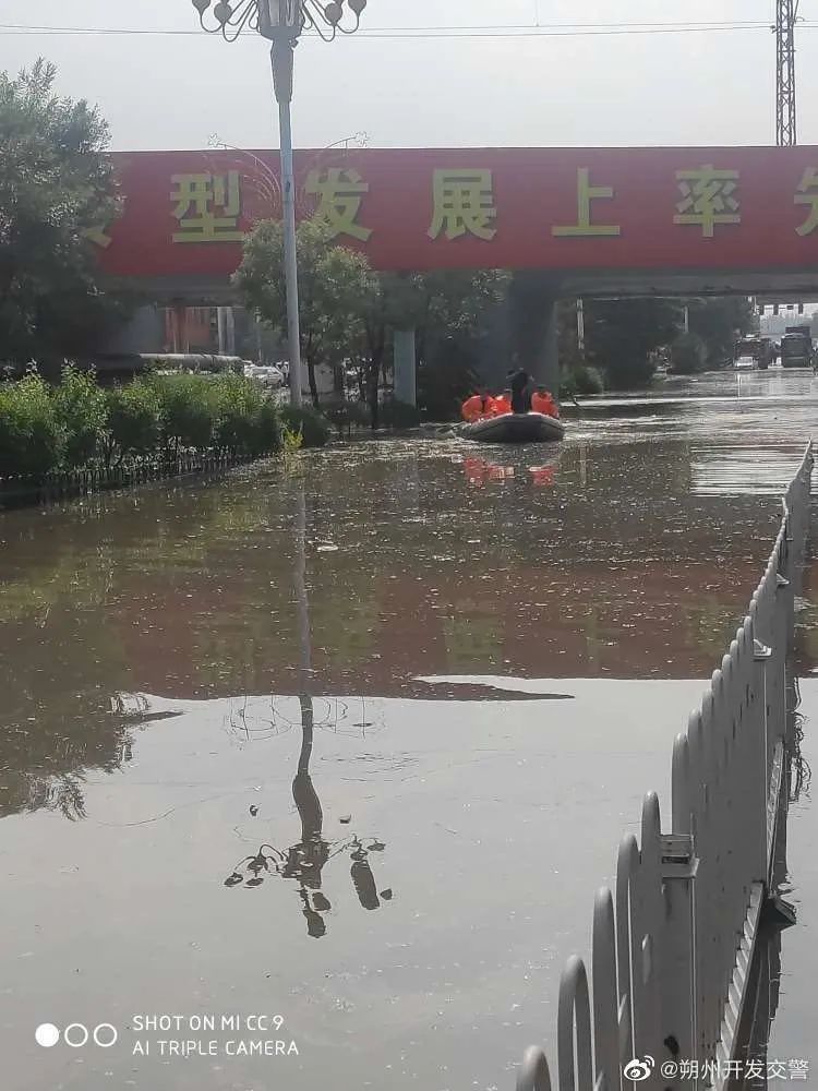 朔州突降大雨 振华东街汽配城桥下严重积水