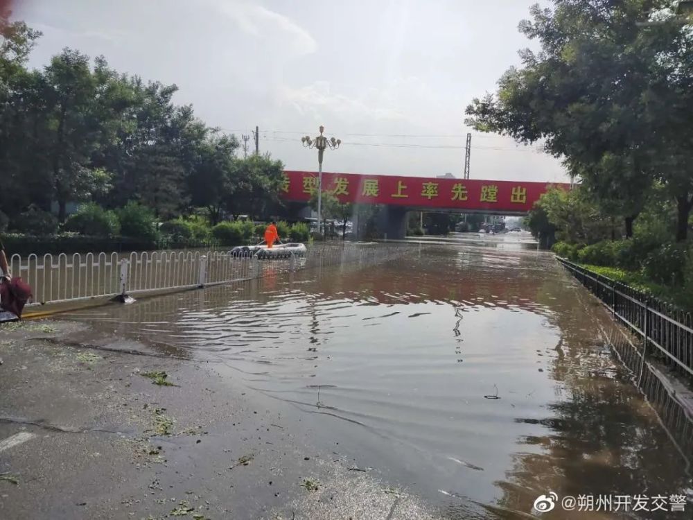 朔州突降大雨 振华东街汽配城桥下严重积水