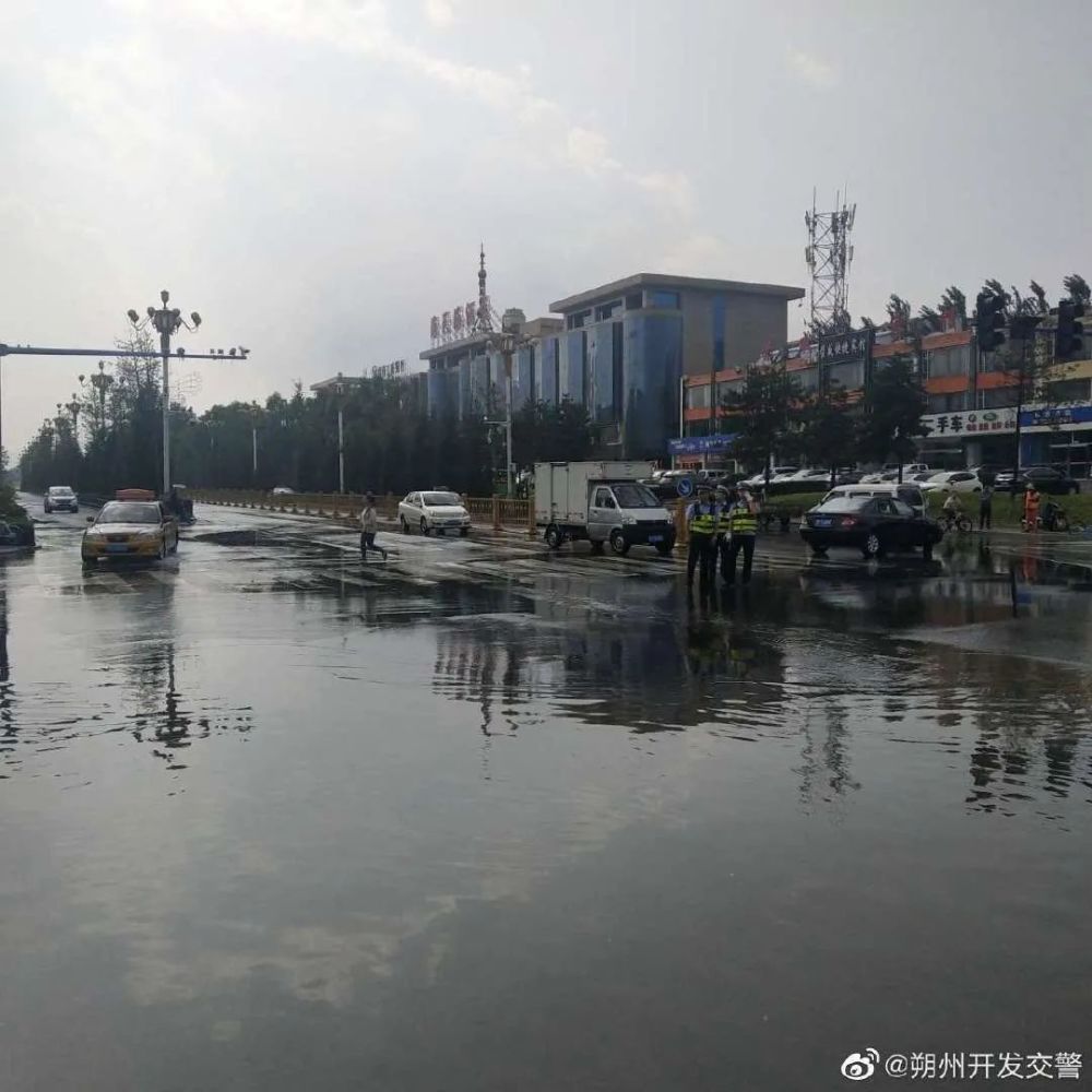 朔州突降大雨 振华东街汽配城桥下严重积水