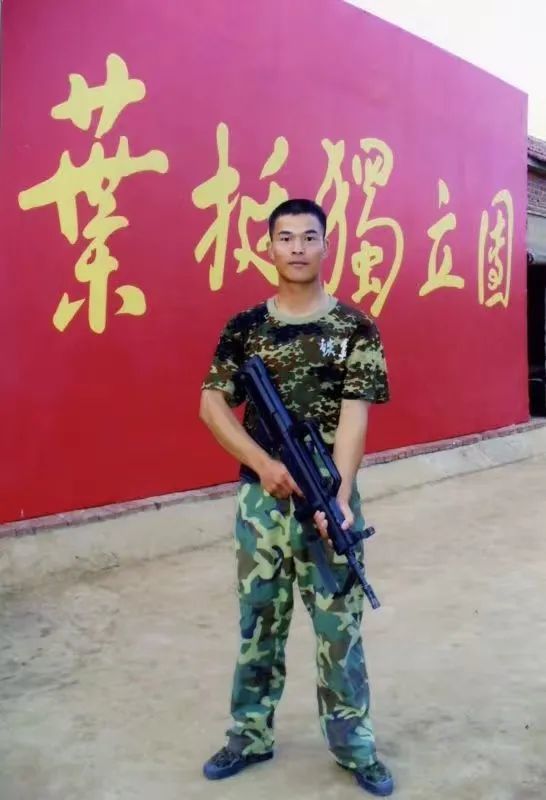 金海山,1995年12月入伍,服役于中国人民解放军69222部队,曾任班长