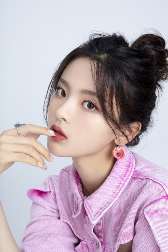 杨超越不愧是漫画脸丸子头搭配粉色裙如同漫画中的美少女