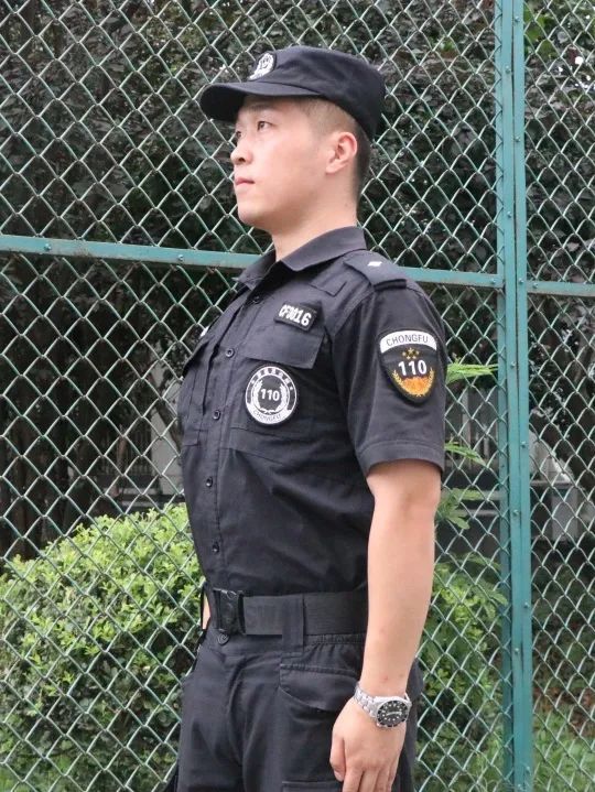 2018年,退役后的朱凯梁进入崇福派出所辅警大队工作,身上的制服变了