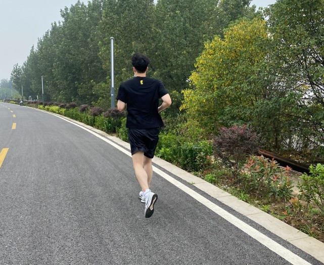 37岁刘翔晒出晨跑照片!两次退赛改变人生轨迹,至今无