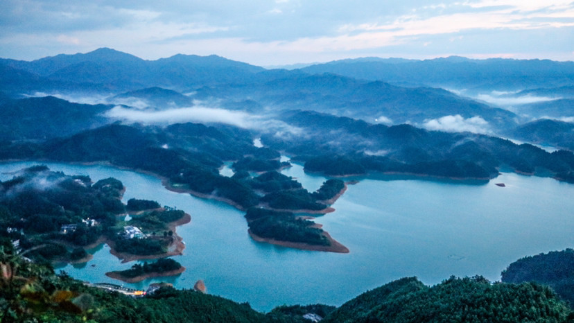 巍巍泉峰冠,悠悠天堂湖