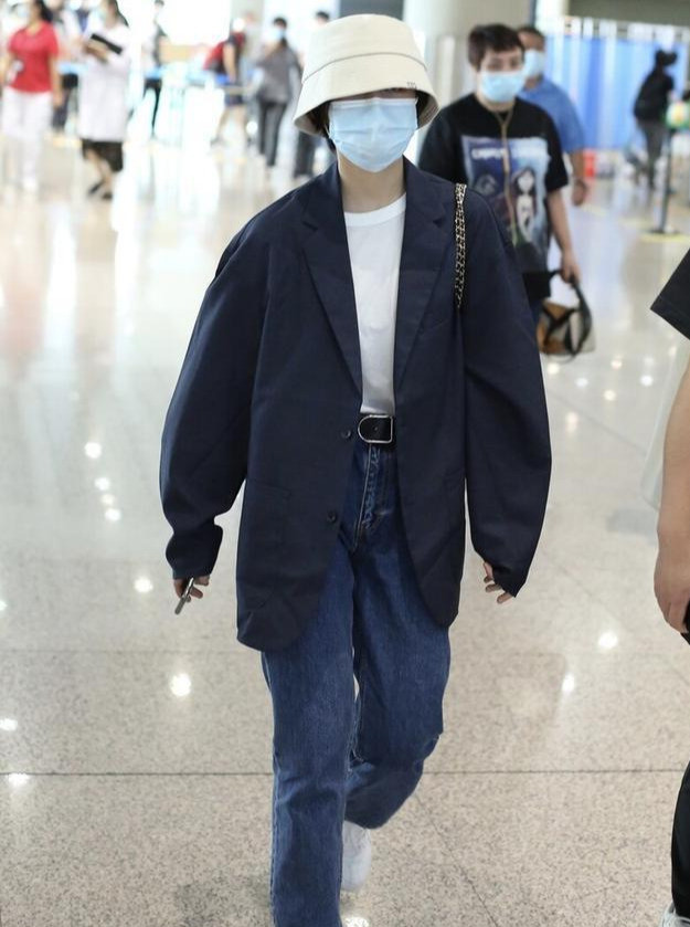 考391分又怎样？张子枫获第一个女主角奖，换发型同框陶虹变成熟