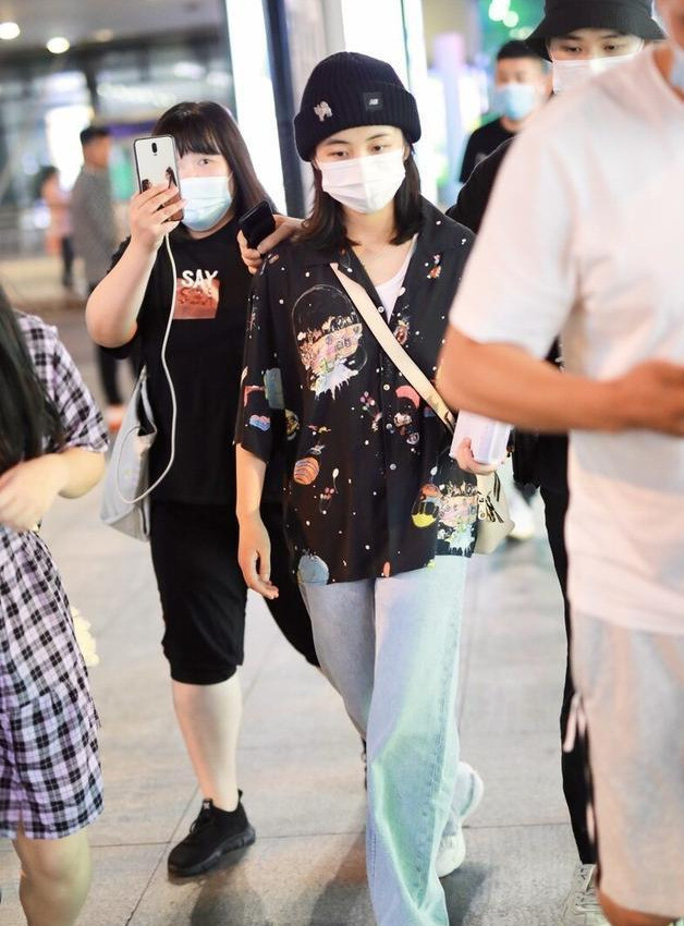 考391分又怎样？张子枫获第一个女主角奖，换发型同框陶虹变成熟