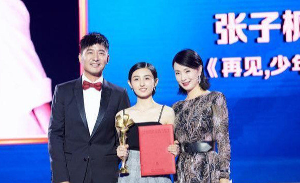 考391分又怎样？张子枫获第一个女主角奖，换发型同框陶虹变成熟