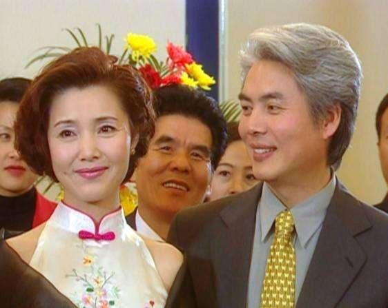 1984年,担任春晚主持的姜黎黎被确诊恶性肿瘤,27岁丈夫一夜白头