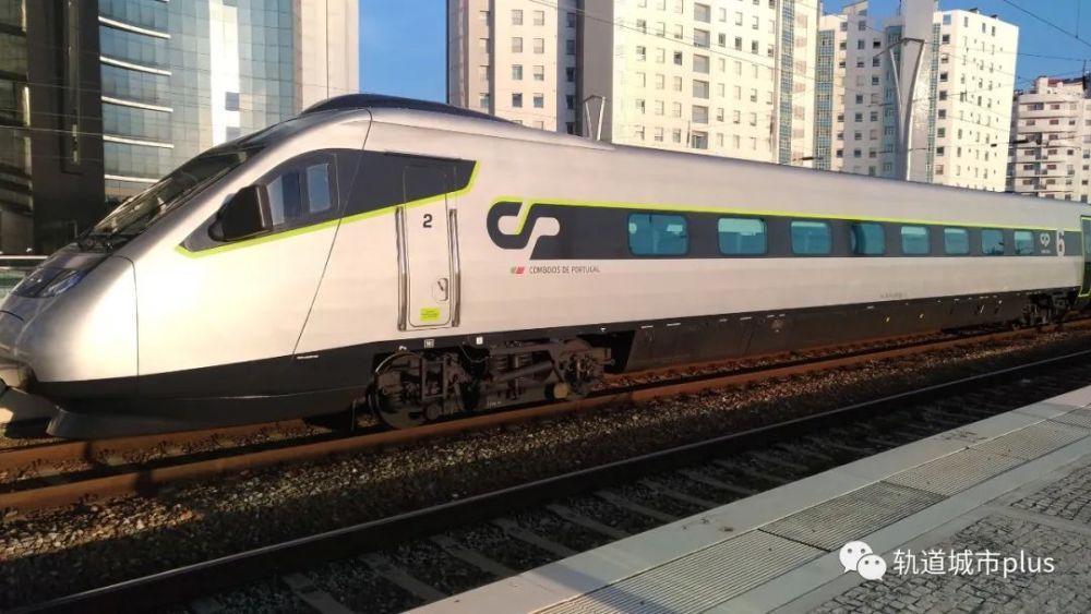 突发!葡萄牙高铁与铁路维修车相撞脱轨,致2死50伤