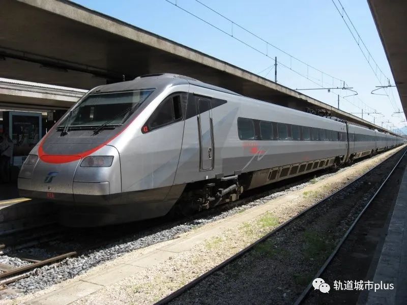 突发!葡萄牙高铁与铁路维修车相撞脱轨,致2死50伤