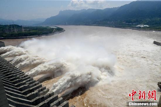 看天下:三峡大坝开启泄洪深孔泄洪
