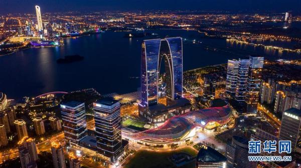 这是7月31日拍摄的苏州工业园区金鸡湖畔夜景(无人机照片).