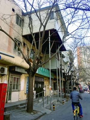北京街头现悬空房 小区私搭乱建现象何时休（图）