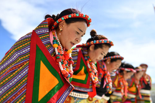 在西藏阿里地区札达县托林广场,当地群众在表演古格宣舞(7月27日摄.