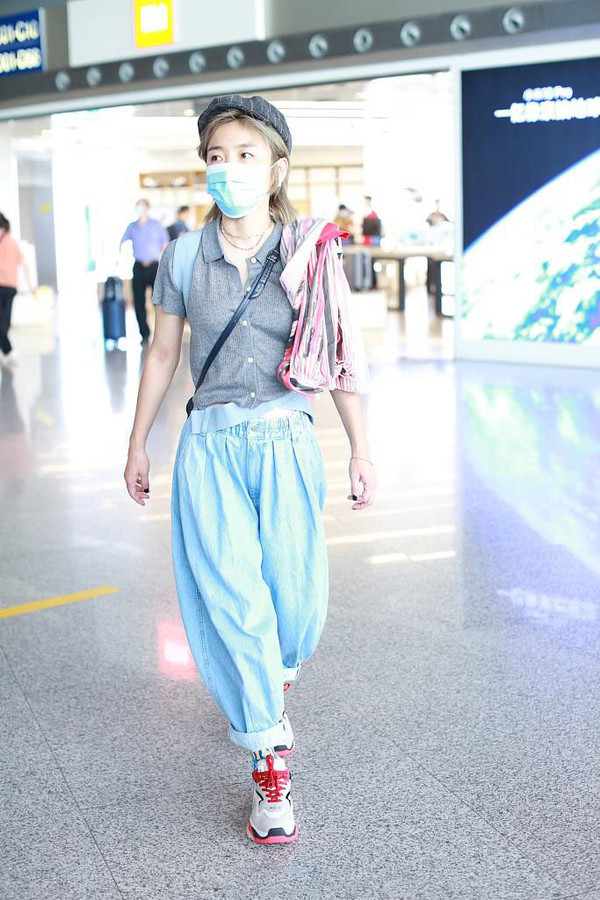 情商低还是有心机?许飞P图黄晓明婚纱照道歉后亮相,酷帅秀蛮腰 情商低还是有心机?许飞P图黄晓明婚纱照道歉后亮相,酷帅秀蛮腰