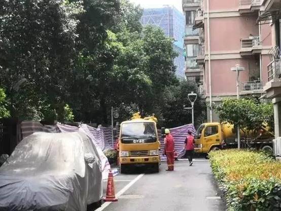杭州来女士小区发生荒诞一幕，邻居搬家卖房，还有人整天做法事