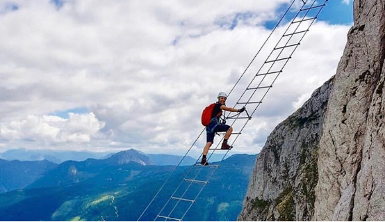 全球最“恐怖”天梯，游客没有防护仅凭长梯，从空中跨越两座大山