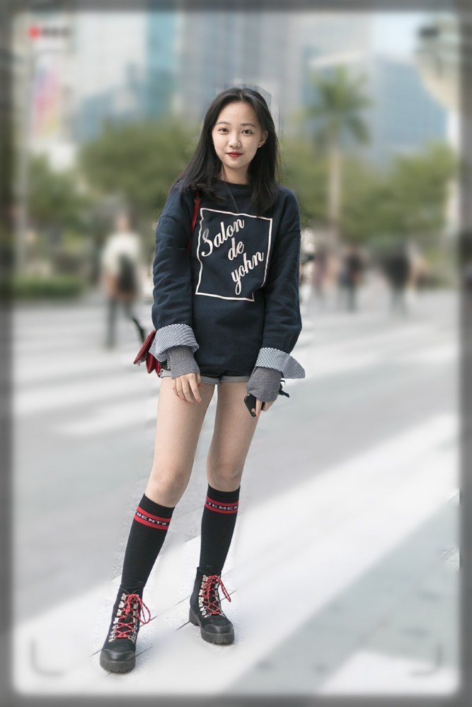 今年流行"下装 长袜"的穿法,减龄还显腿长,成都女生都