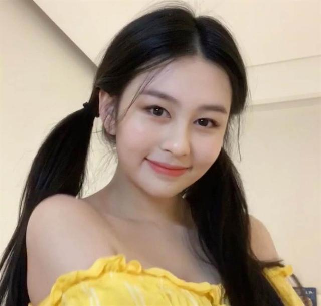 邱淑贞女儿沈月神隐3个月,再次现身变这样,肉肉脸蛋不见了