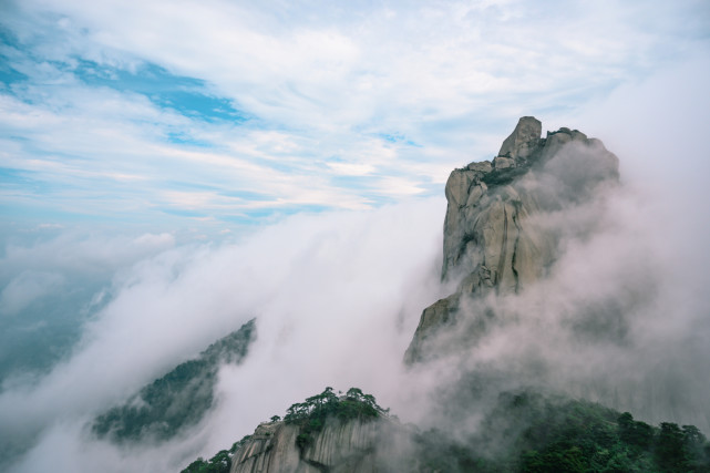 它是"安徽三大名山"之一,景色与黄山相媲美,知道的游客却不多