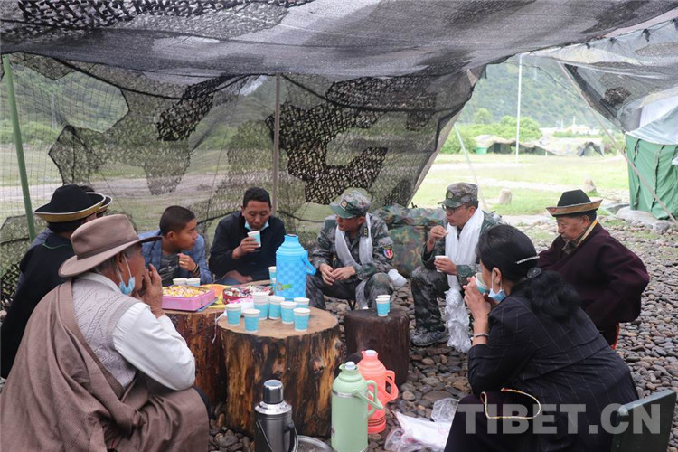 八一建军节西藏林芝百姓走进部队野外驻训营地